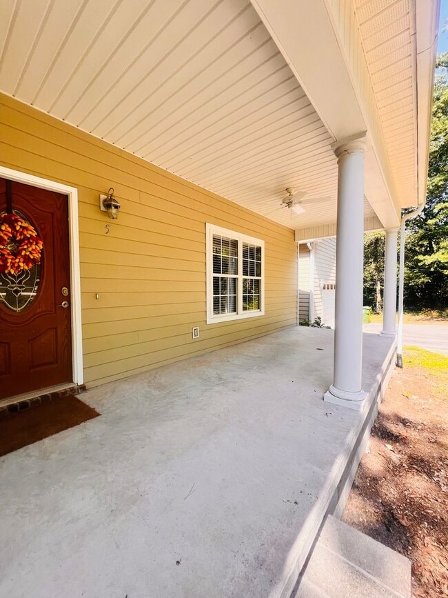 Building Photo - Tucked Away 3 Bedroom Gem on Private Road ...