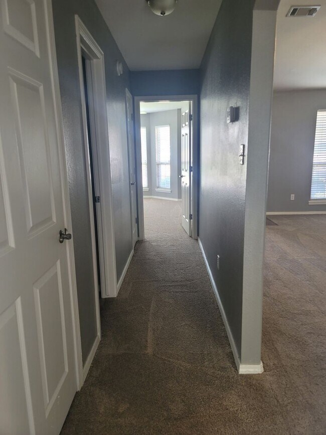 Building Photo - Beautiful 4 Br for Rent in Van Buren!! Com...