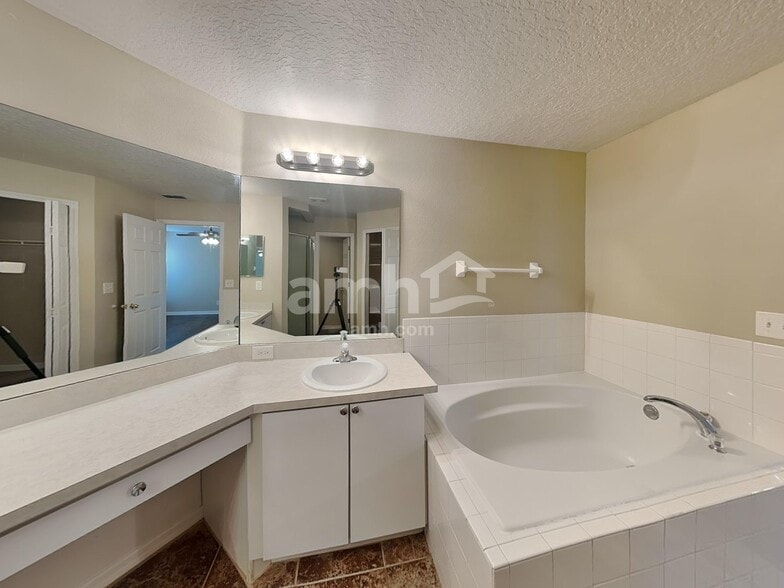 Building Photo - 1072 Bluegrass Dr