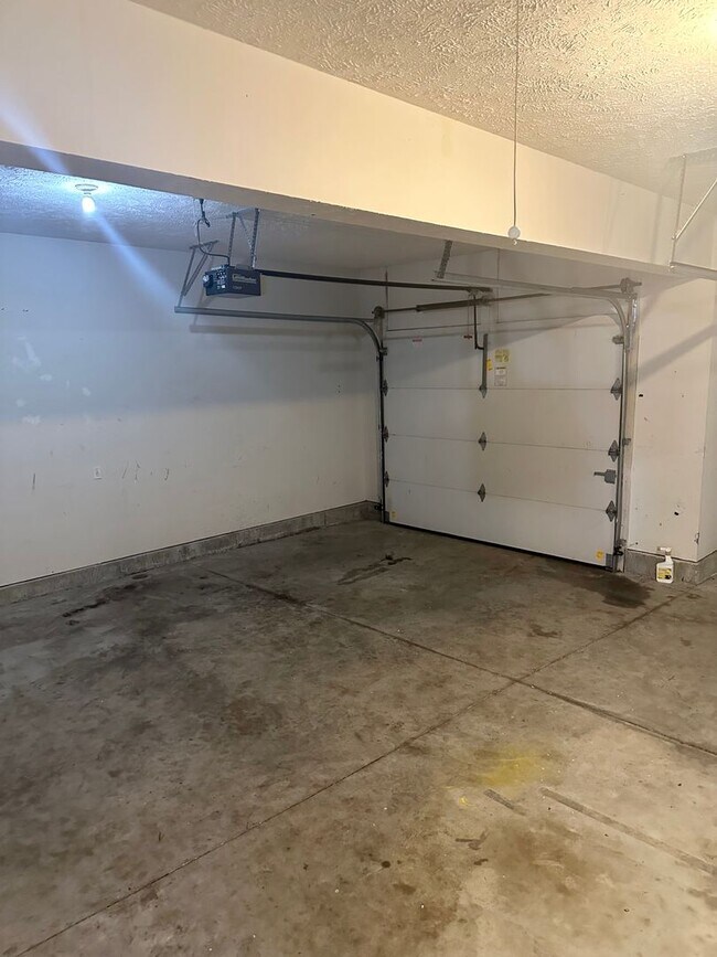 Building Photo - Beautiful Brick Home in Willard!