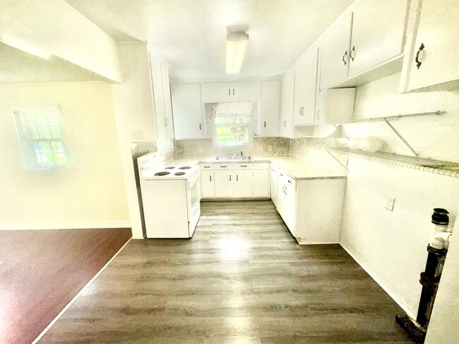 Building Photo - 3 Bedroom