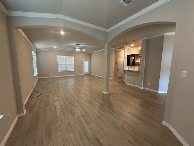 Building Photo - GORGEOUS 3-bedroom 2-bathroom home in Ceda...