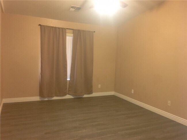 Building Photo - 5714 Desert Lakes Dr