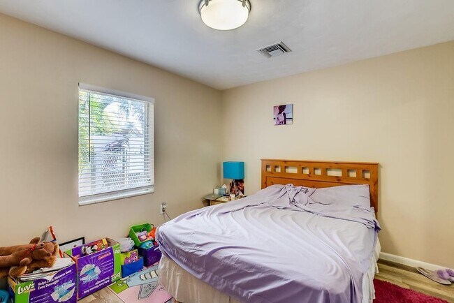 Building Photo - 1037 N Victoria Park Rd