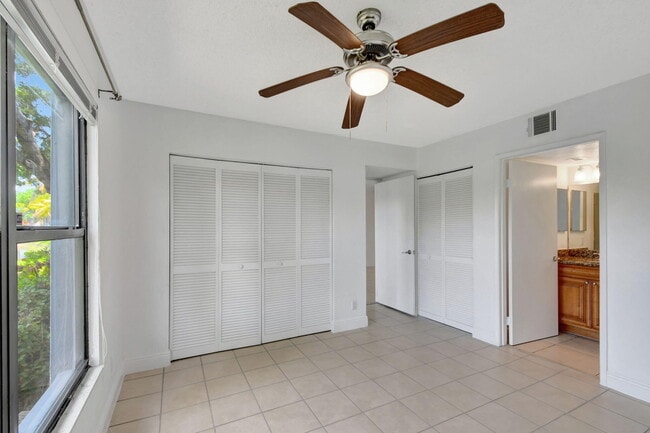 Building Photo - 1495 Lake Crystal Dr