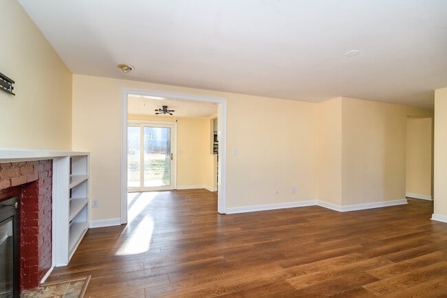 Building Photo - 10 Spring Valley Rd