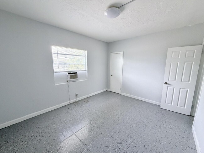 Building Photo - 1007 N Tamarind Ave