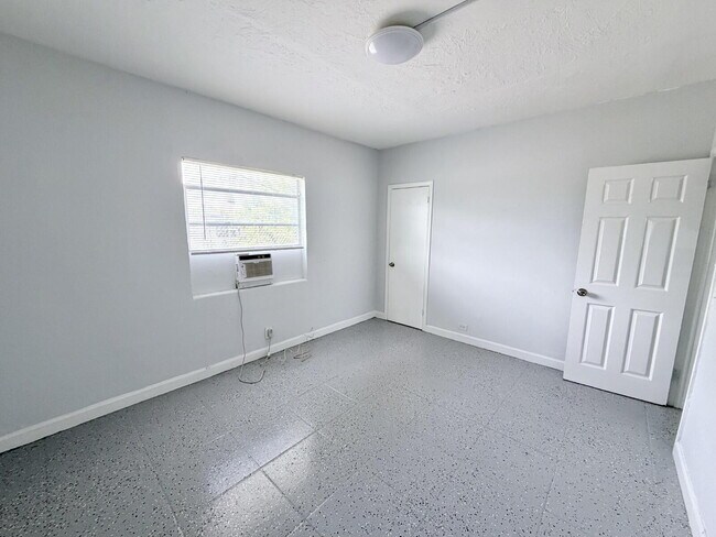 Building Photo - "Charming 2-Bed Oasis in West Palm Beach"