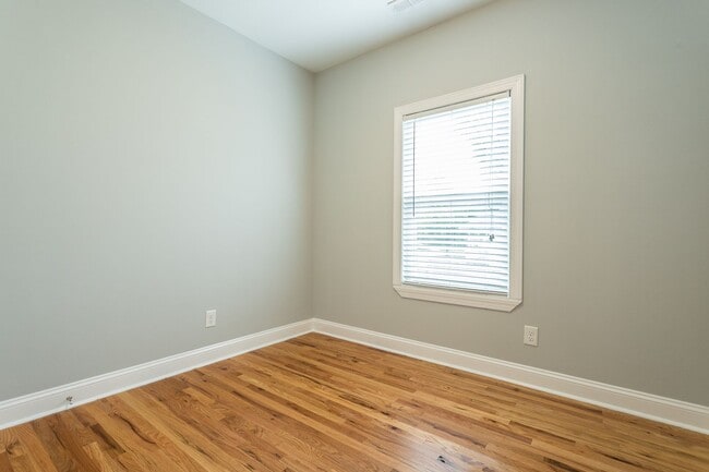 Building Photo - Stunning 3BD, 2.5BA Downtown Raleigh Home with a Fenced Yard