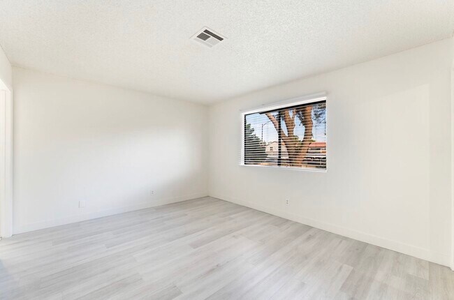 Building Photo - 200 Bel Port Dr