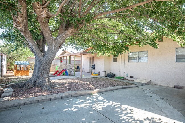 Building Photo - 4 Bedroom 2 Bathroom