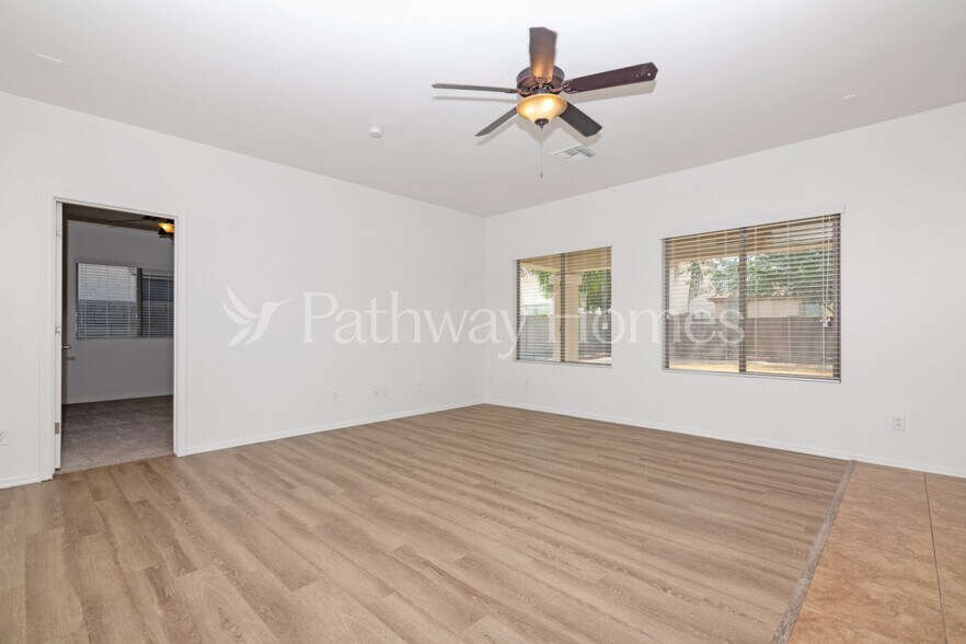 Building Photo - 4205 E Del Rio Dr