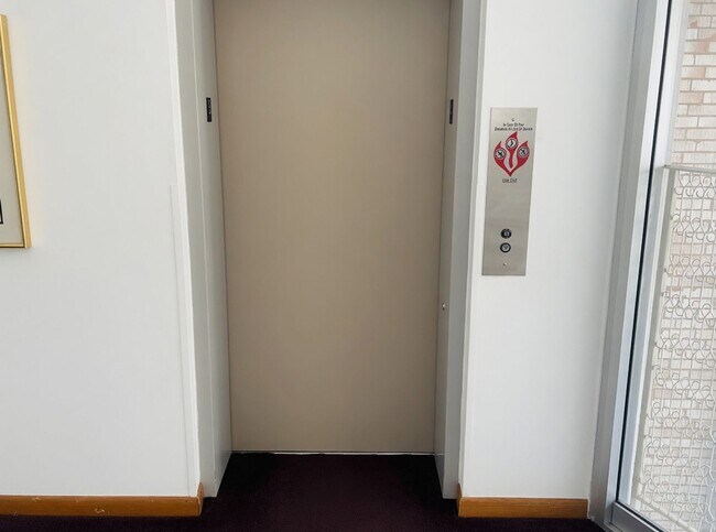 Building Photo - Freshly Updated, Stylish 2 bed 2 bath Condo in Bloomington