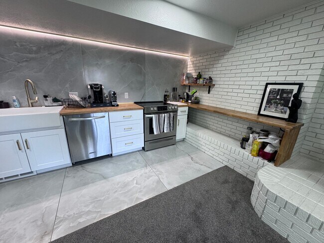Building Photo - 2701 Sky View Dr