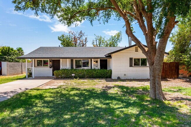Building Photo - Beautifully updated 4 bed 2 bath Single Fa...