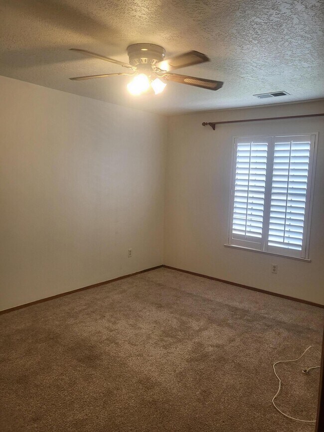 Building Photo - 831 Country Club Dr SE