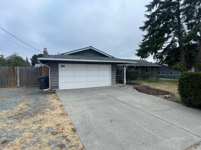 Building Photo - Convenient 3-Bedroom Home Near NAS Whidbey Island with Garage Parking