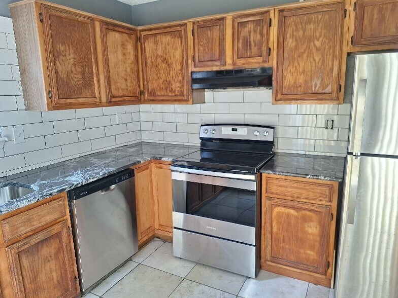 Building Photo - 2123 Chatham Square Ct