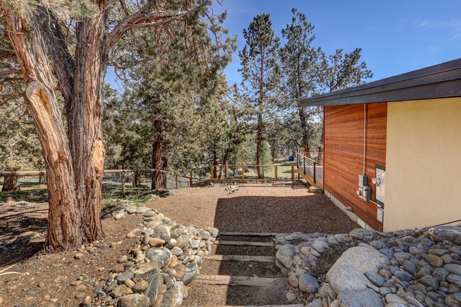 Building Photo - Gorgeous home close to downtown Tumalo