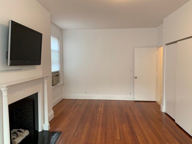 Building Photo - 1064 Beacon St