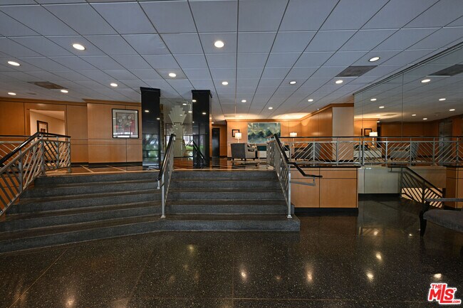 Building Photo - 100 S Doheny Dr