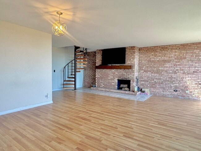 Building Photo - 5600 Hillcrest Ln