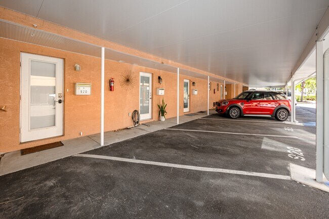 Building Photo - 920 N Shore Dr NE