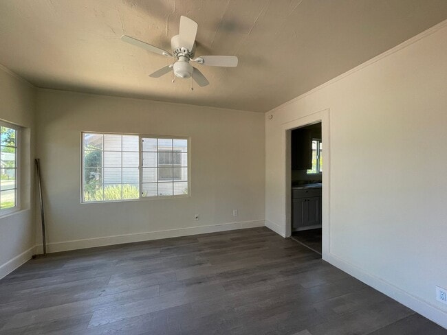 Building Photo - East Sac Bungalow Available!