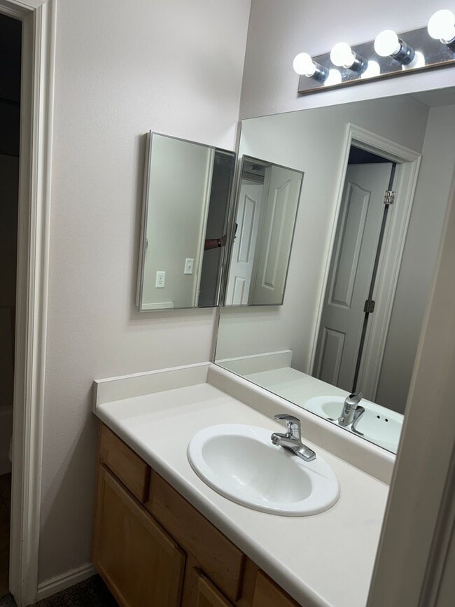 Building Photo - 3 bed 2 bath apartment