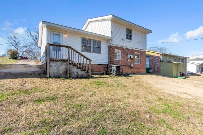 Building Photo - Spacious 4BR, 2BA Tri-Level Home with versatility and flexibility.  $1675 /mo rent***