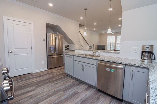 Building Photo - Stunning 3 Bed 2.5 Bath, Newer Condo-Style...