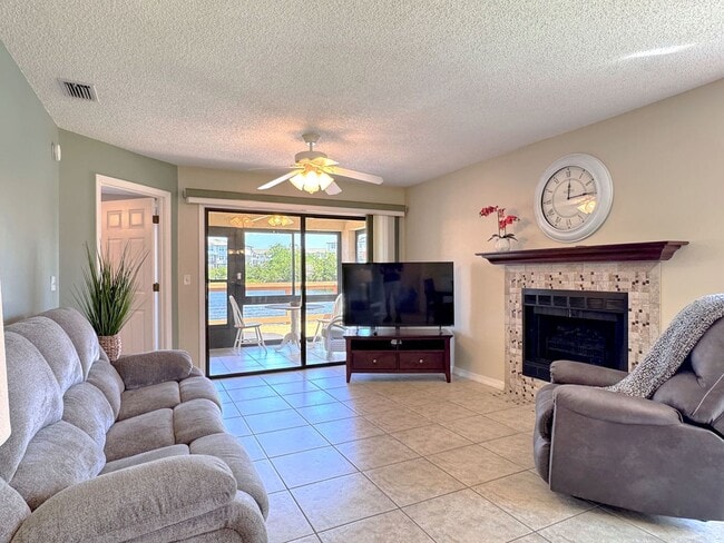 Building Photo - Beautiful Lake View End Unit 2-Bedroom Con...