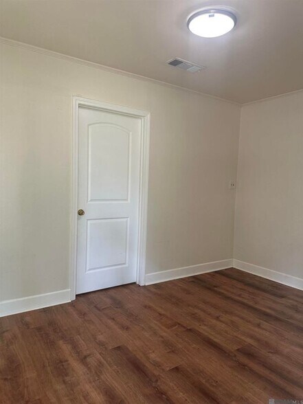 Building Photo - 9161 Meadowood St