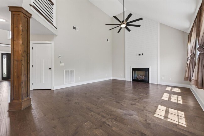 Building Photo - Pet Friendly Three Bedroom!