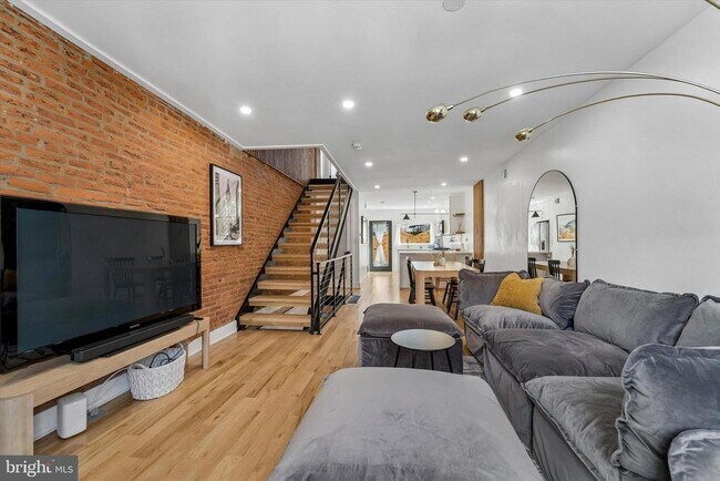 Building Photo - 2565 Tulip St