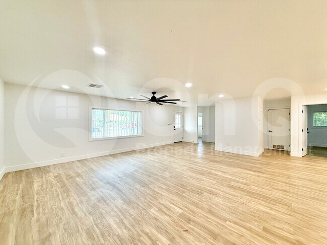 Building Photo - 1725 W Mitchell Dr