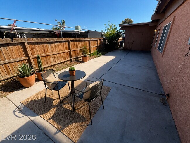 Building Photo - 3-Bed Duplex! Perfectly situated near shopping, dining, and everyday essentials– Spacious 1000 Sq...