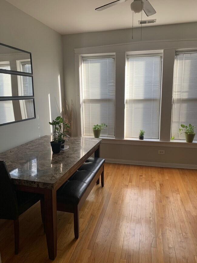 Building Photo - 651 E 50th Pl