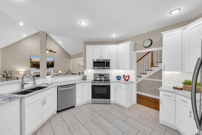 Building Photo - 109 Emerald Chase Cir