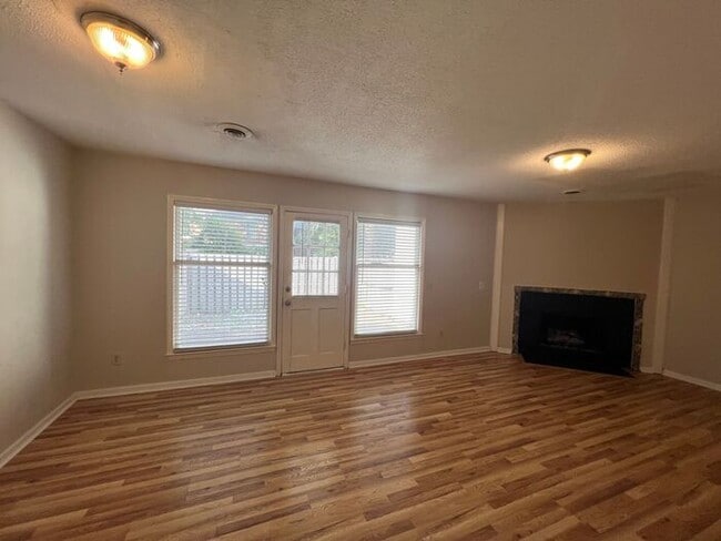 Building Photo - 6-7 month lease term!!! Popular town home ...