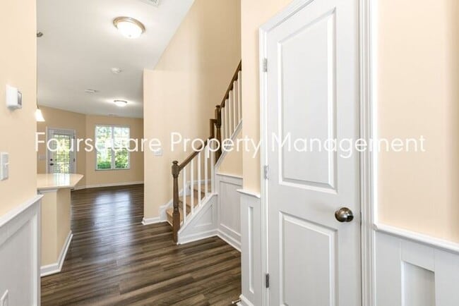 Building Photo - Townhome| Screened -In Back Porch |One Car...