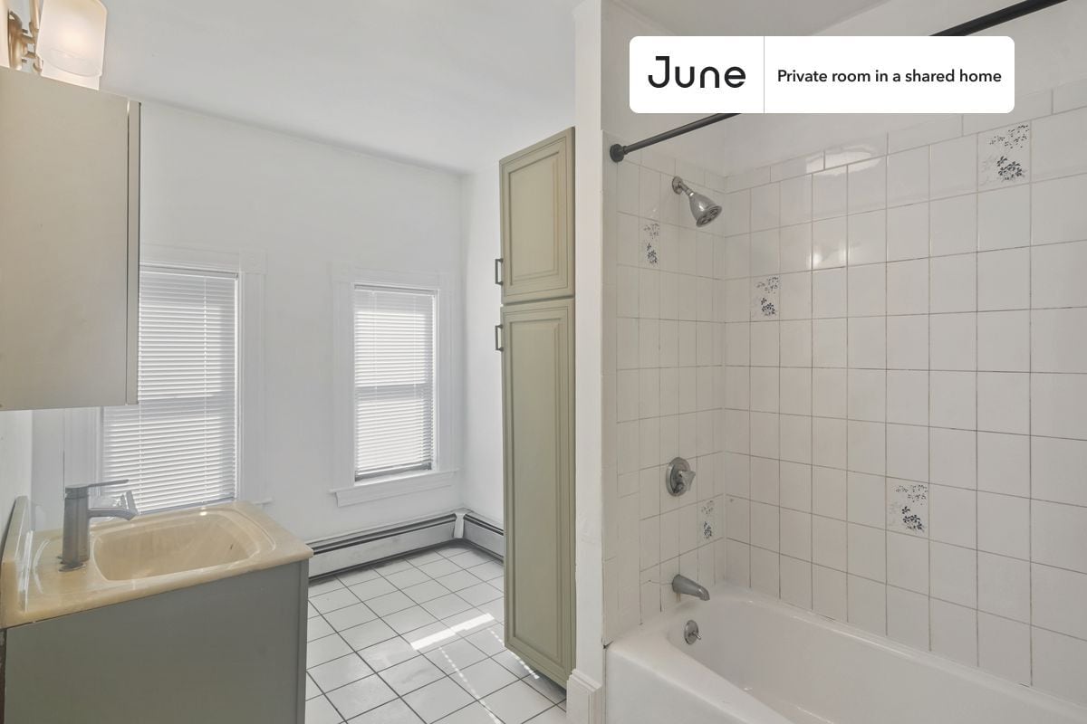 Building Photo - Room in Shared 6 bed/2 bath home in Brighton