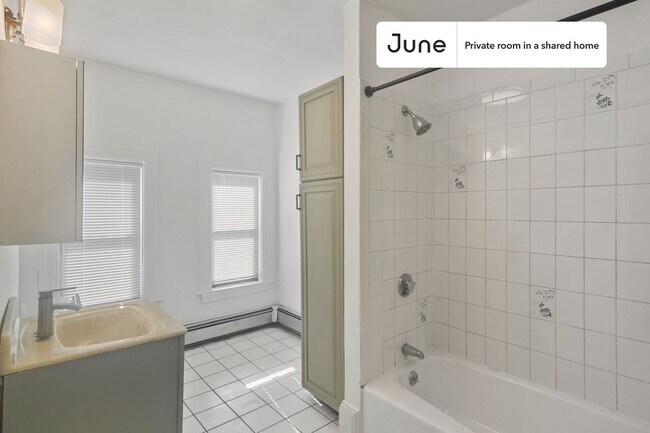 Building Photo - Room in Shared 6 bed/2 bath home