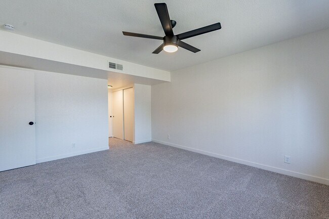 Building Photo - Live in luxury in this Scottsdale condo!