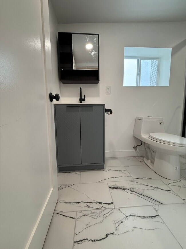 Building Photo - Fully Renovated 1-BR Apartment - Available...