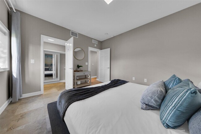 Building Photo - 616 Riviera Isle Dr