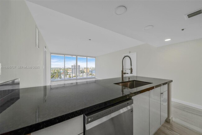 Building Photo - 7601 E Treasure Dr