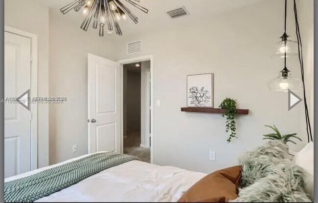 Building Photo - 445 NE 1st St