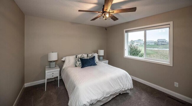 Bed4 - 14185 Adelaide Ave