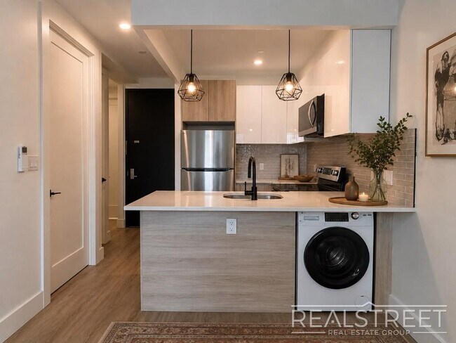 Building Photo - Modern Luxury Apartment Near Wingate Park